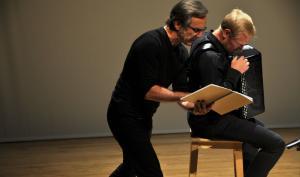 Vue de Marc Roger lisant en compagnie de l'accordéoniste Laurent Derache