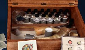 Vue du lutrin contenant des cornes et des échantillons de pigments