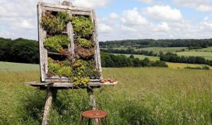 Photographie d'un champ avec chevalet au premier plan