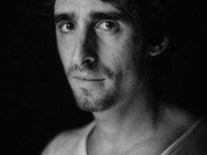 Photographie en noir et blanc de l'auteur