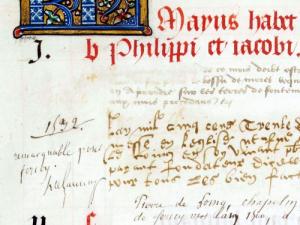 Vue d'un détail d'une page d'un manuscrit avec une lettrine et des écritures gothiques, cursifs