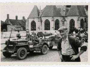 Libération à Nemours, le 23 août 1944. Passage d'unités légères américaines