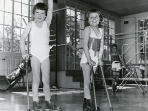 Photographie de deux enfants de la colonie