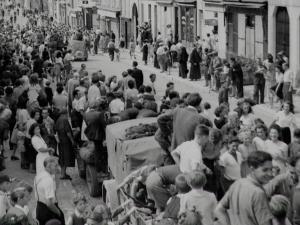 Foule dans les rues de Nemours lors de la Libération