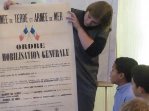 Enfants observant une affiche