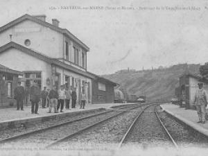 Carte postale représentant la gare de Nanteuil. 