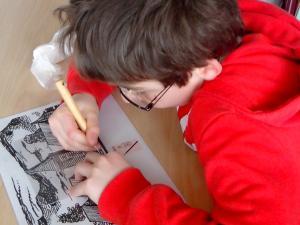 Elève réalisant une gravure au cours d'un atelier