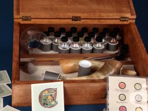 Vue du lutrin contenant des cornes et des échantillons de pigments