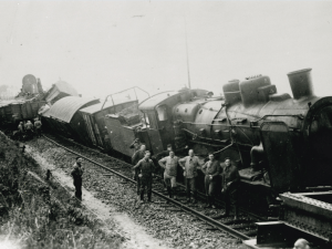 Photographie d'un train déraillé à Grandpuits, en octobre 1943