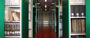 Documents dans les rayonnages d'un magasin d'Archives