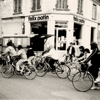 Groupe de cycliste passant devant une devanture "félix potin"