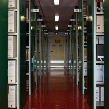 Documents dans les rayonnages d'un magasin d'Archives