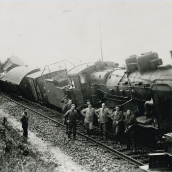 Photographie d'un train déraillé à Grandpuits, en octobre 1943