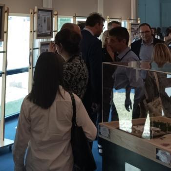 Public visitant l'exposition CNRD