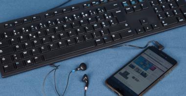 Smartphone, écouteurs et clavier