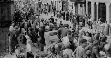 Foule dans les rues de Nemours lors de la Libération