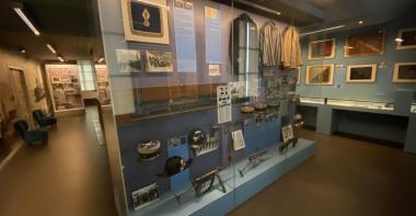 Vitrine du musée de la gendarmerie nationale