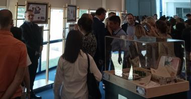 Public visitant l'exposition CNRD