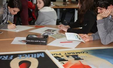 Elèves étudiant des affiches