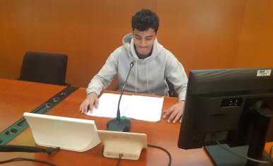 Elève devant une feuille et un micro 