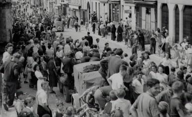 Foule dans les rues de Nemours lors de la Libération