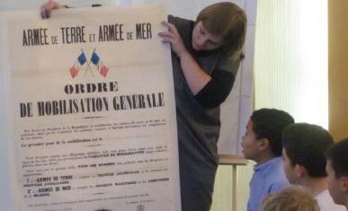 Enfants observant une affiche