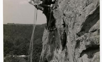 Photographie de grimpeurs et de leur guide - « La fuite en rappel »