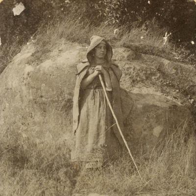 Jeune bergère devant des rochers de grès