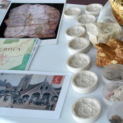 Vue des échantillons de matériaux et des reproductions de documents