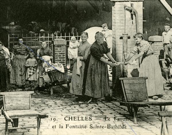 Carte postale représentant des femmes à un lavoir