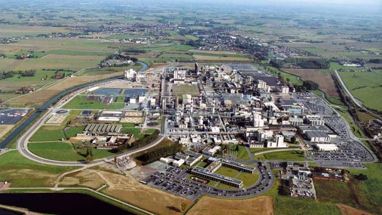 Vue aérienne d'une zone industrielle entourée de champs