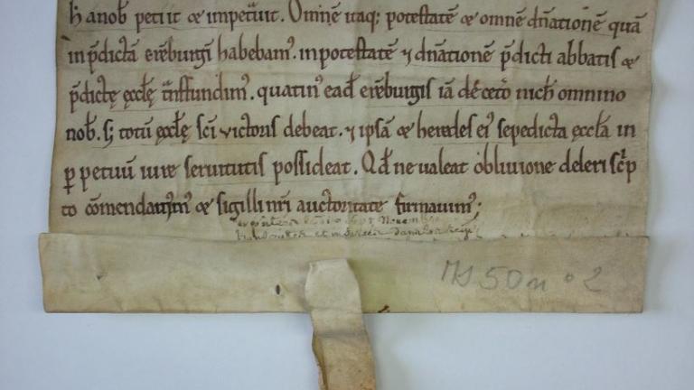 parchemin rédigé en latin auquel est attaché un sceau