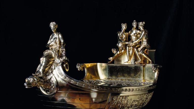 Service de table en vermeil en forme de nef, une figure féminine à l'avant, trois femmes à l'arrière