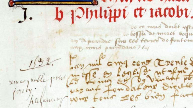 Vue d'un détail d'une page d'un manuscrit avec une lettrine et des écritures gothiques, cursifs