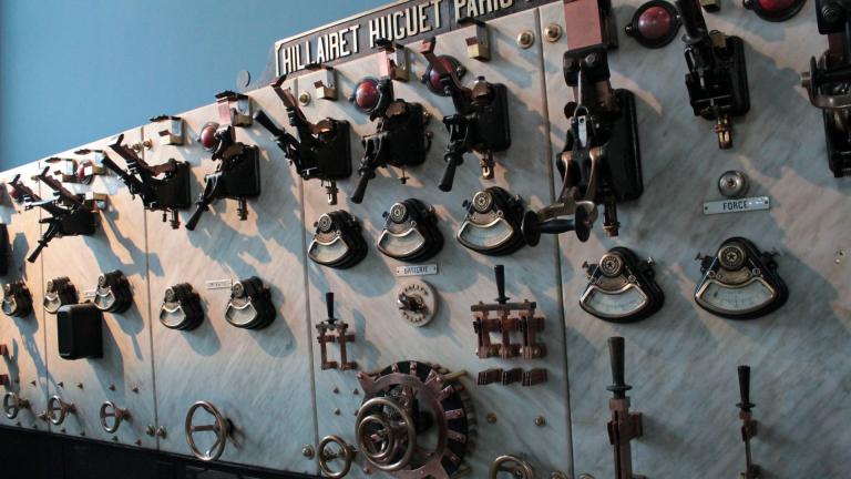 Photographie d'une Machine surmontée d'un écriteau  "Hilairet Huguet Paris 1914", elle se compose de nombreuses manettes et écrans de jauge