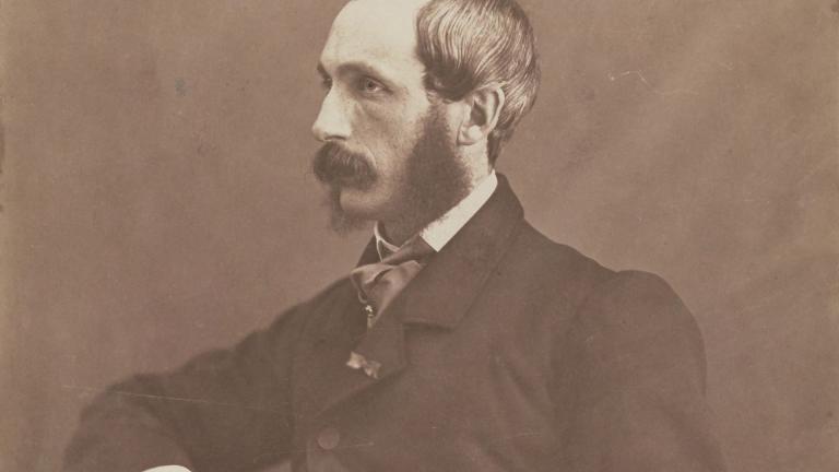 Potrait assis de Foucher de Careil, il porte une veste de costume sombre et sa main droite est posée sur une table