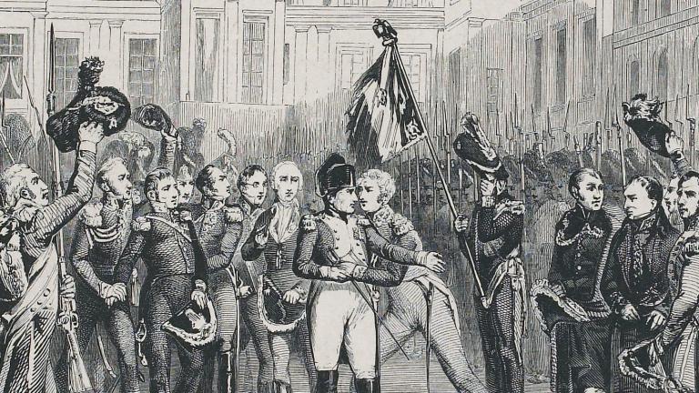 Dessin représentant les adieux de Napoléon aux soldats de la garde dans la cour du Cheval Blanc. Napoléon est entouré de soldats et de maréchaux. A droite, un soldat portant un drapeau surmonté d'un aigle se cache le visage. Le général Petit s'élance vers Napoléon qui le reçoit dans ses bras.