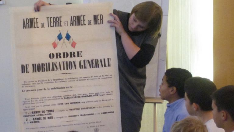Enfants observant une affiche