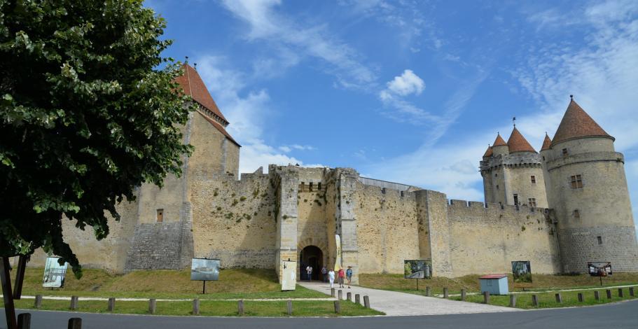 Entrée du château de Blandy-les-Tours