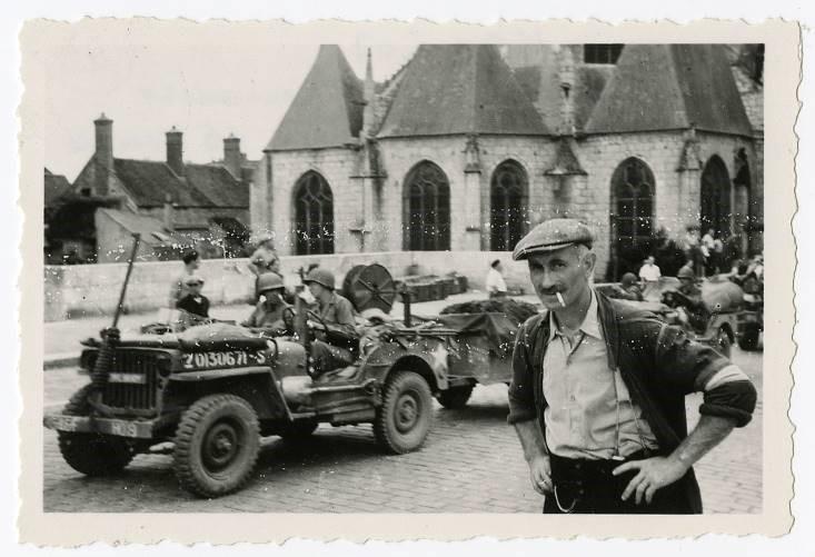 Libération à Nemours, le 23 août 1944. Passage d'unités légères américaines 