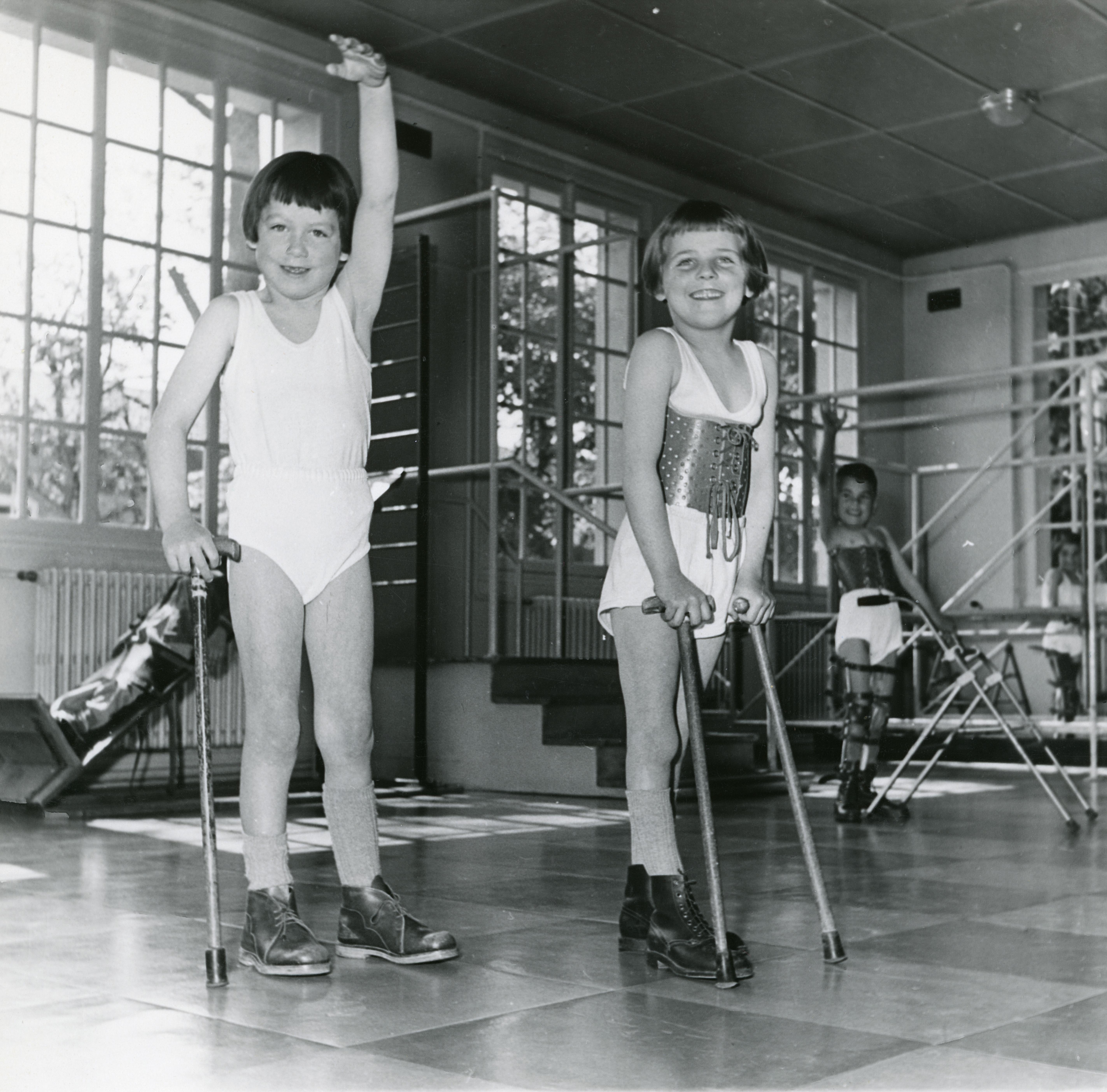 Photographie de deux enfants de la colonie